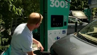 Les bornes électriques sont désormais un produit d'appel dans les supermarchés pour attirer les clients