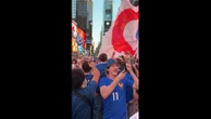 Les supporters des Bleus enflamment Times Square