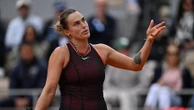 La numéro un mondiale Aryna Sabalenka s'écroule en trois sets et ne verra pas les demi-finales à Roland-Garros