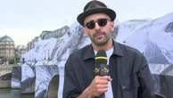 "On est tellement en train de scroller sur nos téléphones qu'il faut qu'il y ait des montagnes géantes qui arrivent au milieu de Paris pour que, d'un coup, on s'arrête et qu'on apprenne à re-regarder" JR présente sa nouvelle œuvre au Pont Neuf de Paris.