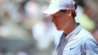 Diminué, Jannik Sinner, numéro 1 mondial et grand favori, éliminé dès le 2e tour à Roland-Garros par Juan Manuel Cerundolo