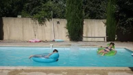 Récupération d'eau de pluie, énergie solaire, notation de A à F... Comment les piscines tentent de devenir plus écologiques