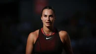 La numéro 1 mondiale Aryna Sabalenka se défait logiquement d'Elsa Jacquemot au deuxième tour de Roland-Garros