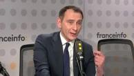 "L'idée même de mettre dans la même phrase les mots confiance et François Bayrou est absolument farfelue", ironise Laurent Jacobelli