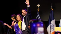 Zohran Mamdani, le nouveau maire de New York, célèbre sa victoire avec sa mère, la cinéaste indienne Mira Nair