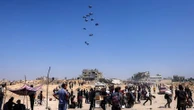 "Arrêtez les bombardements avant d'envoyer de l'aide" : l'appel d'un journaliste de Gaza après les premiers largages d'aide humanitaire par les Israéliens