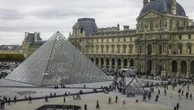 "Revenir sur les lieux du crime, c'est devenu une attraction" : après le cambriolage au Louvre, les visiteurs se passionnent pour l'enquête