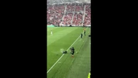 Une caméra chute lors d'un match de foot Hongrie-Kazakhstan
