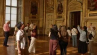 "On voulait prendre une photo devant la fameuse fenêtre" : neuf mois après le cambriolage du Louvre, la galerie d'Apollon rouvre