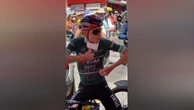 Face aux 37°C, Jonas Vingegaard met des glaçons dans son maillot pour se rafraîchir sur le Tour de France