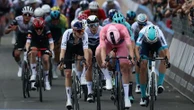 Giro 2025 : le maillot rose Mads Pedersen décroche une troisième victoire au sprint en remportant la 5e étape