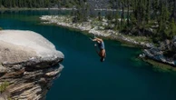 Sports extrêmes : le cliff jumping, une discipline qui cartonne sur les réseaux sociaux mais dont les risques sont souvent sous-estimés