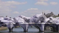 "Je suis comme un gamin", confie l'artiste JR après avoir emballé le Pont-Neuf avec sa monumentale "Caverne" de toile