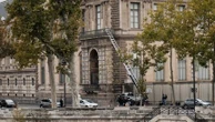 Cambriolage au Louvre : le fabricant du monte-charge utilisé durant le casse vante la qualité de son matériel "avec un peu d'humour"