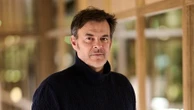 François Ozon sur son adaptation de "L'Étranger" au cinéma : "Je suis fidèle au livre, mais j'ai un regard de 2025 sur une histoire écrite il y a plus de quatre-vingts ans"