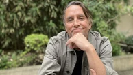 "J'avais envie de filmer cette révolution" : avec "Nouvelle Vague", Richard Linklater redonne vie à Godard sur le tournage d'"À bout de souffle"