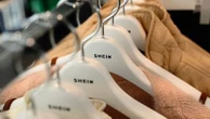 Fast-fashion : des députés demandent l’accélération de l’entrée en vigueur de la loi visant à réduire l’impact environnemental de l’industrie textile