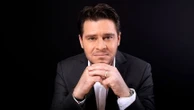 Julien Dassin rend hommage à son père dans un livre : "Je voulais en savoir plus sur mon père"