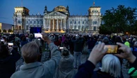 Trente ans après son empaquetage, le Reichtag de Berlin se rhabille de lumière en hommage à Christo