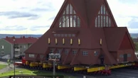 En Suède, une église centenaire de 672 tonnes déplacée sur des roues attire les curieux