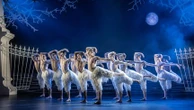 "Swan Lake" : le blockbuster de la danse classique fait son retour en France après vingt ans d'absence