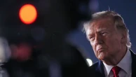 "Son comportement fait parler" : pourquoi la santé de Donald Trump, qui fête ses 80 ans, est observée avec soin aux Etats-Unis