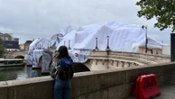 "C'est un peu tristoune à regarder" : une grande partie de "La Caverne" de JR a été enlevée du Pont-Neuf pour réparation