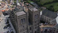 Cantal : à la découverte de Saint-Flour, cité médiévale en pierre volcanique qui abrite la cathédrale la plus haute d'Europe