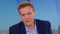 Aides aux entreprises : "Les exonérations de cotisations patronales, c'est un système qui a dérivé, qui a fonctionné comme une addiction", pointe le journaliste Mathieu Aron, co-auteur du livre-enquête "Le grand détournement"