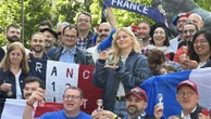 "Ça sent la gagne" : avec la chanson "Maman" de Louane et sa mise en scène tourbillonnante, les Eurofans français croient à la victoire à l'Eurovision