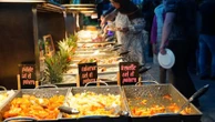 "Où est la crise ? Chaque samedi, on est blindé" : le succès fou des buffets à volonté en France, plus nombreux que McDo, Burger King et KFC