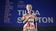 "Ne soyez pas snobs, allez voir tous les films" : l'Ecossaise Tilda Swinton, actrice caméléon, donne au Festival de Cannes une leçon d'amour du cinéma