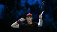 Tennis : Jannik Sinner décroche un deuxième titre consécutif au Masters ATP en dominant son rival Carlos Alcaraz en finale