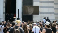 Des centaines de personnes rendent hommage à Marjane Satrapi à Paris