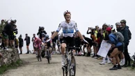 Demi Vollering remporte une étape reine du Giro écourtée, Anna van der Breggen conserve le maillot rose