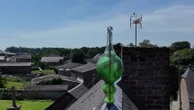 "Il est temps que cet objet puisse rester dans le patrimoine" : la tradition des épis de faitage remise au goût du jour dans le Nord