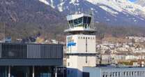 Halbnackter läuft am Flughafen Innsbruck auf die Start- und Landebahn