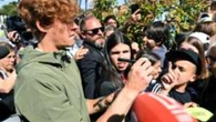 Sinner arriva al Foro Italico: tifosi scatenati, a caccia di autografi e selfie