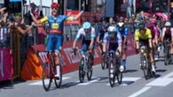 Giro d'Italia, Jonathan Milan vince e viene abbracciato dal papà e dal nonno: "Sei grande"