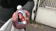 Al San Raffaele a Pasquetta il presidio dei fan con striscioni e "acqua santa", preghiere e santini e sosia di John Travolta Video