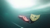 L'immersione da record in apnea: Valentina Cafolla sfida l'acqua ghiacciata sotto una fitta nevicata