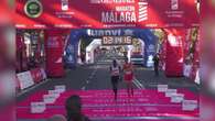 Crolla prima del traguardo della maratona di Malaga: l'avversario lo aiuta e si fa precedere