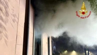 Incendio nel palazzo Aler di via Moretto da Brescia, brucia casa occupata da accumulatrice seriale
