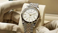 Pugni in faccia e finestrino della Porsche spaccato a martellate: rapinato del Rolex da 18mila euro