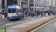 La sassaiola contro un blindato della polizia costretto a indietreggiare