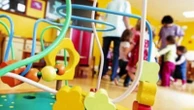 Maltrattamenti su 10 bimbi, giudice nega patteggiamento a 3 anni all’educatrice: “Pena troppo bassa”
