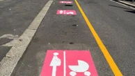 A Milano i primi stalli rosa: parcheggi gratuiti per donne incinte e neogenitori. Ecco dove sono