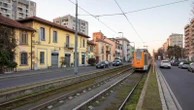 Attraversa fuori dalle strisce, una moto la investe: ferita donna di 79 anni in via Ripamonti