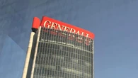 Si stacca l’insegna della Torre Generali a Citylife, chiusa la piazza