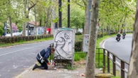 Perde il controllo della moto e finisce contro un’auto: uomo di 33 anni grave